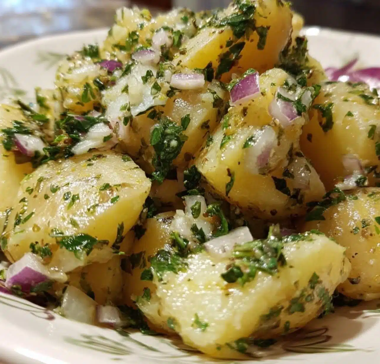 Patatosalata – Salata grecească de cartofi: aromă mediteraneană, simplitate rustică și prospețime în farfurie 2 Patatosalata – salată grecească de cartofi
